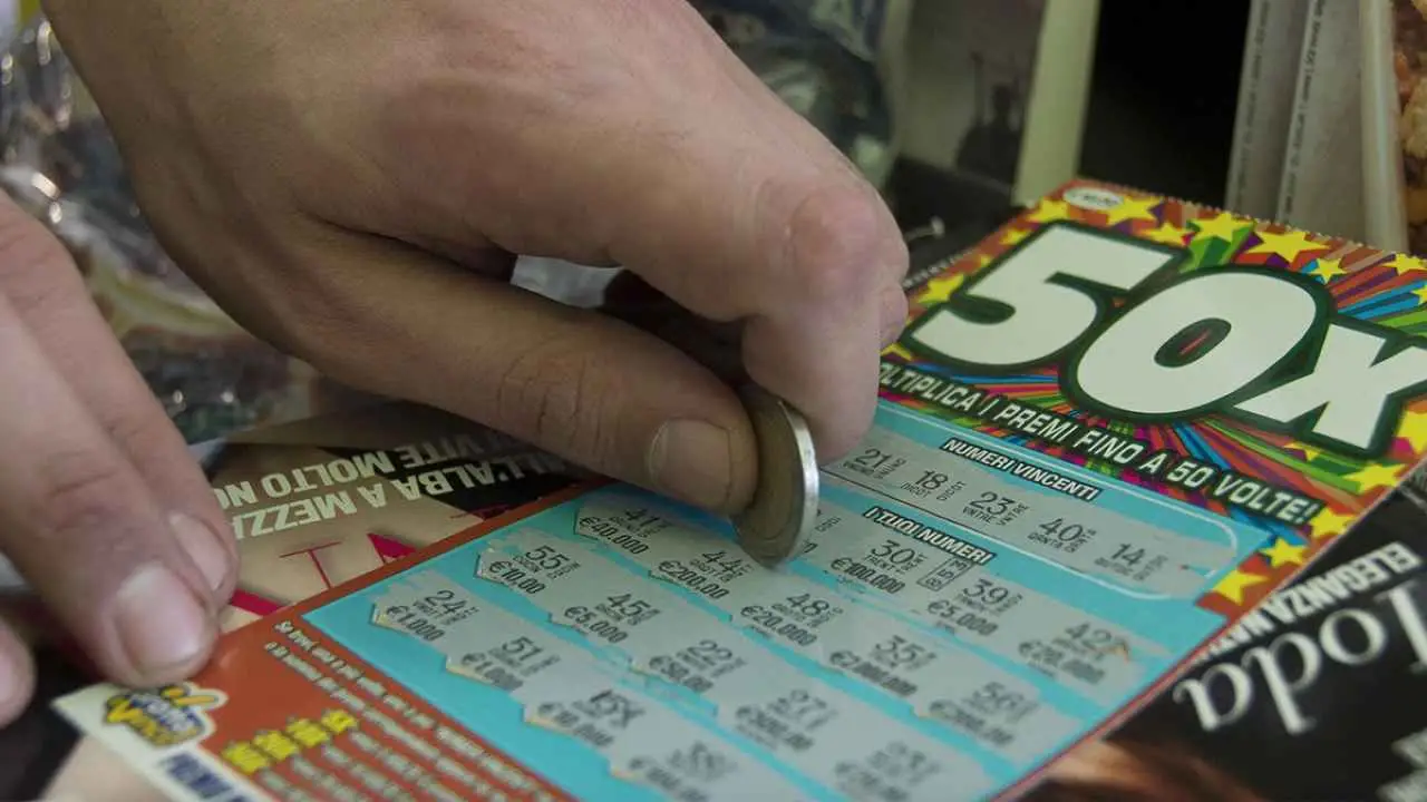 La verità sul gratta e vinci turisti per sempre: ecco quante persone hanno vinto davvero