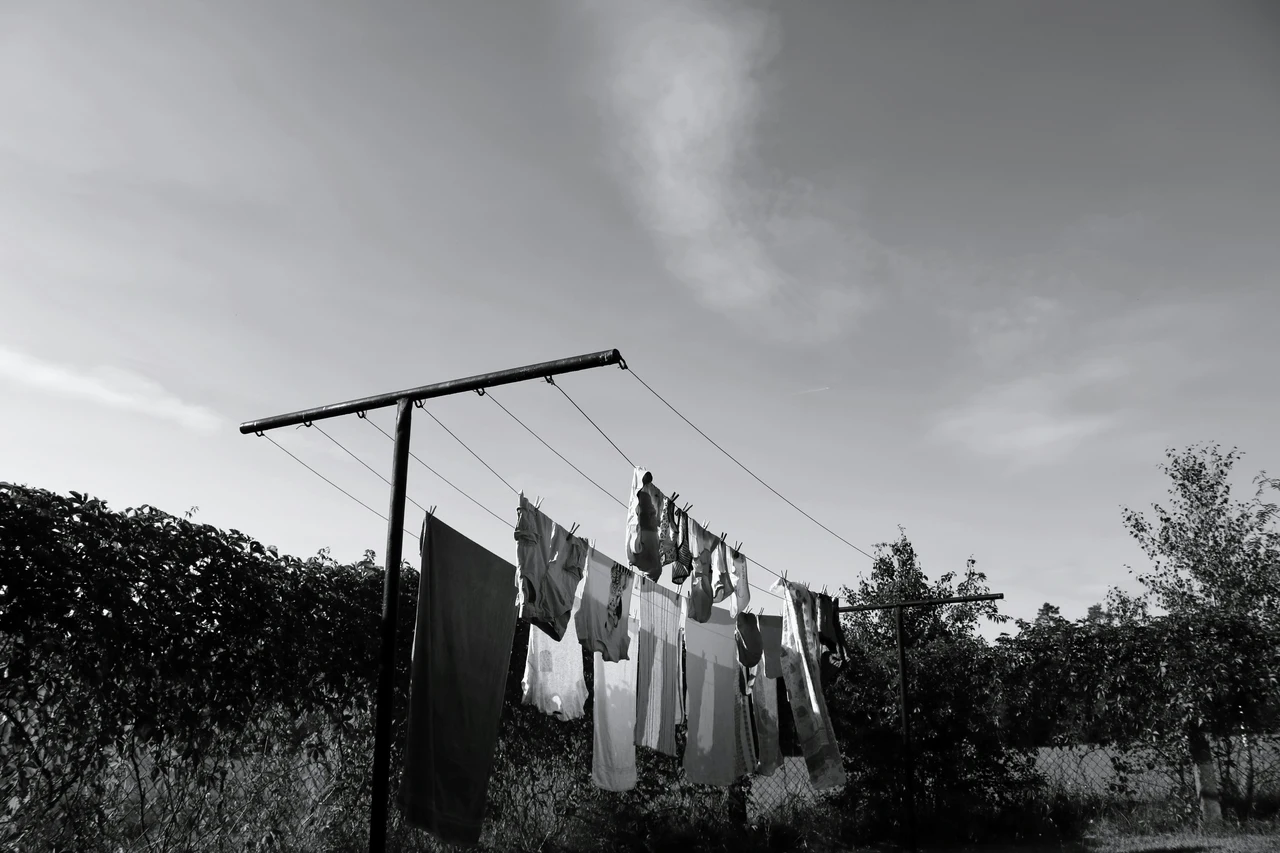 Attenzione a dove stendi il bucato: ecco i luoghi in cui è vietato per legge e rischi multe